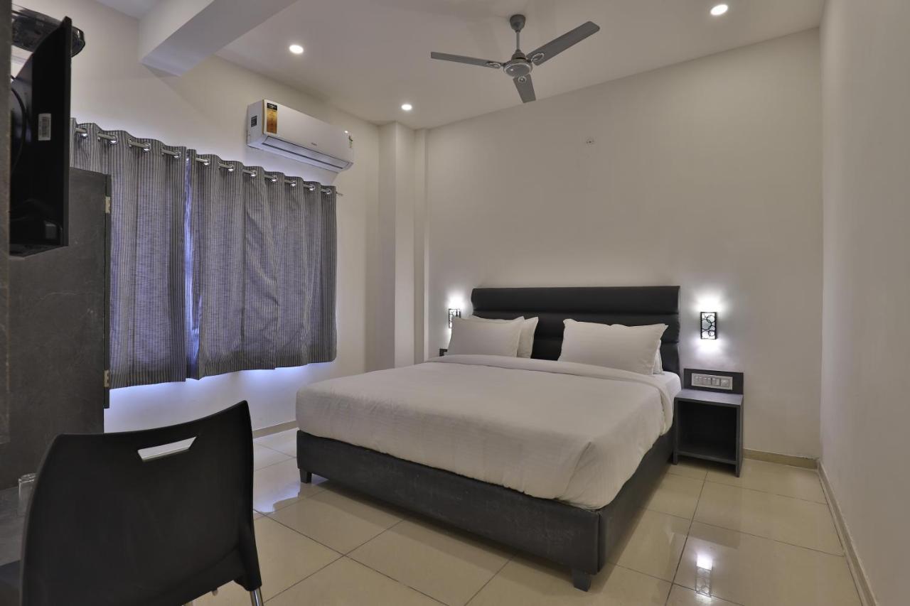 Nova Hotel New Crossroad Rajkot Esterno foto