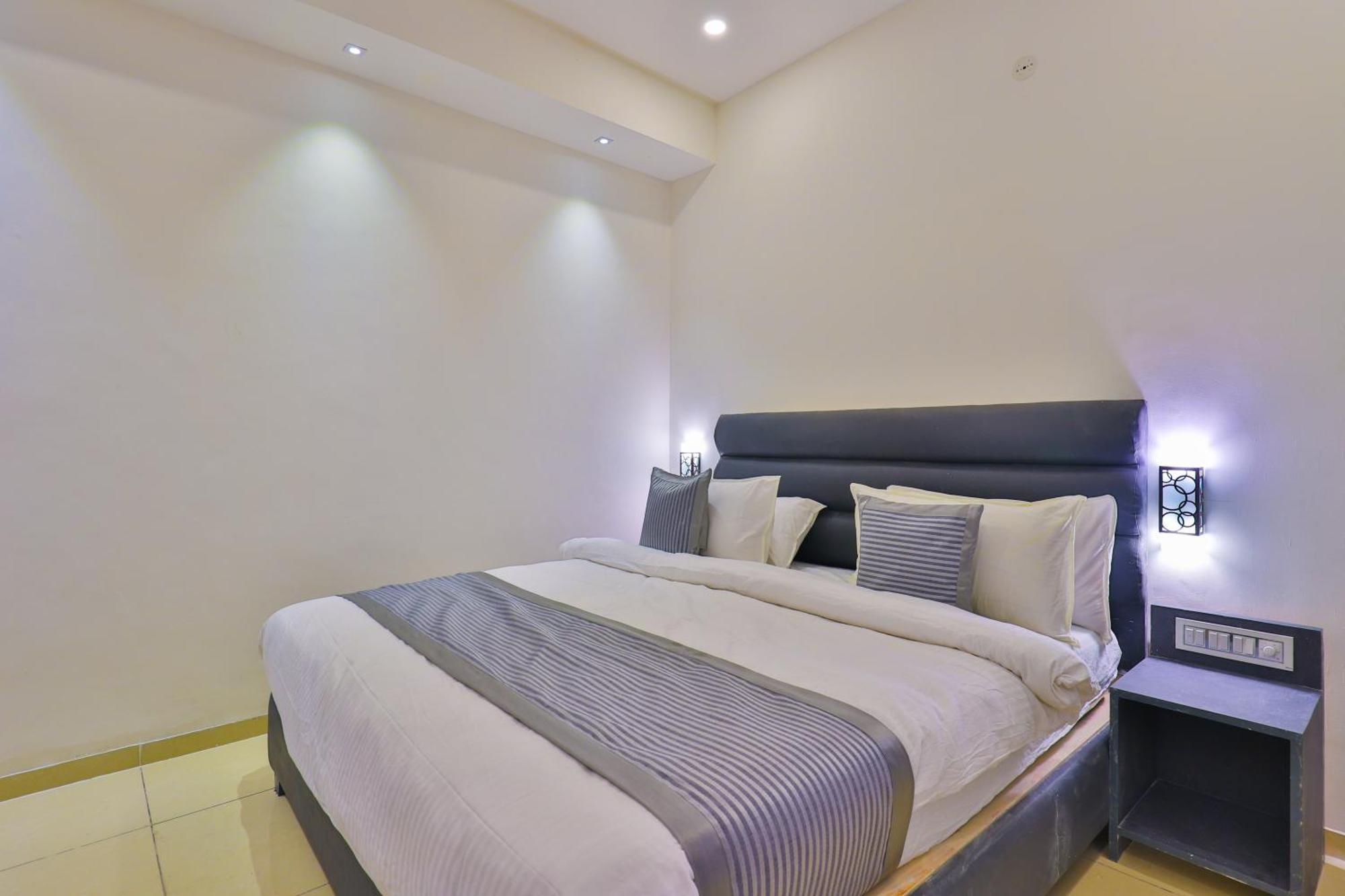 Nova Hotel New Crossroad Rajkot Esterno foto