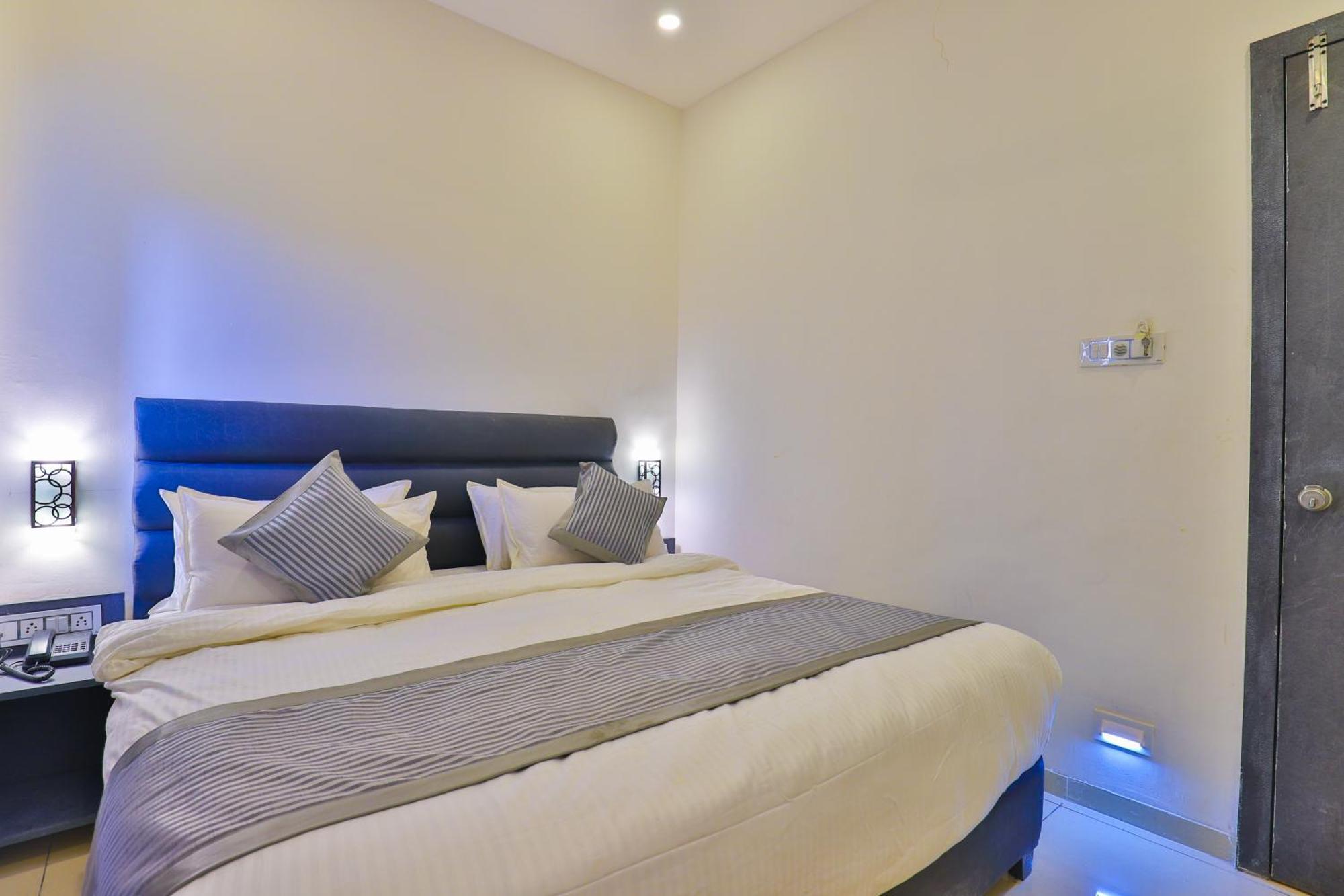 Nova Hotel New Crossroad Rajkot Esterno foto