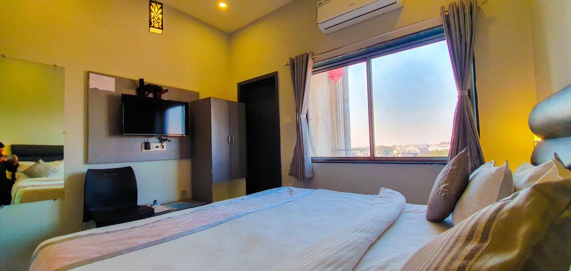 Nova Hotel New Crossroad Rajkot Esterno foto