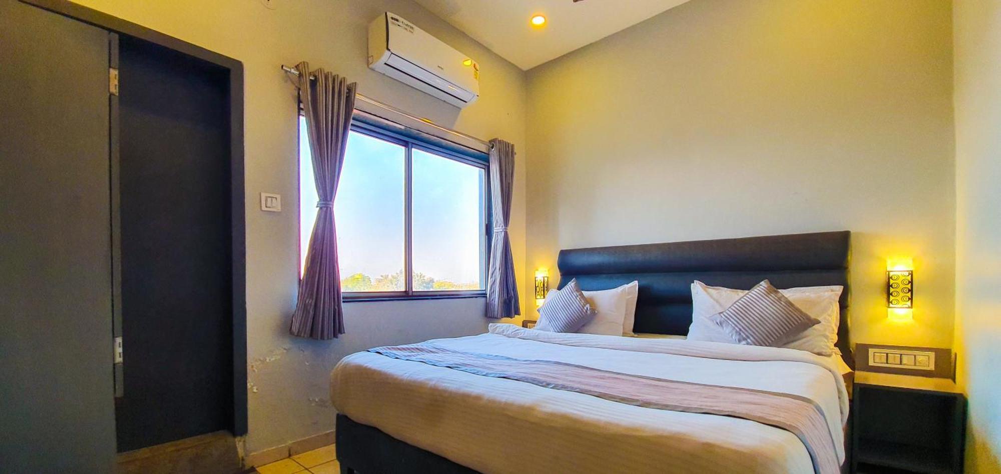 Nova Hotel New Crossroad Rajkot Esterno foto