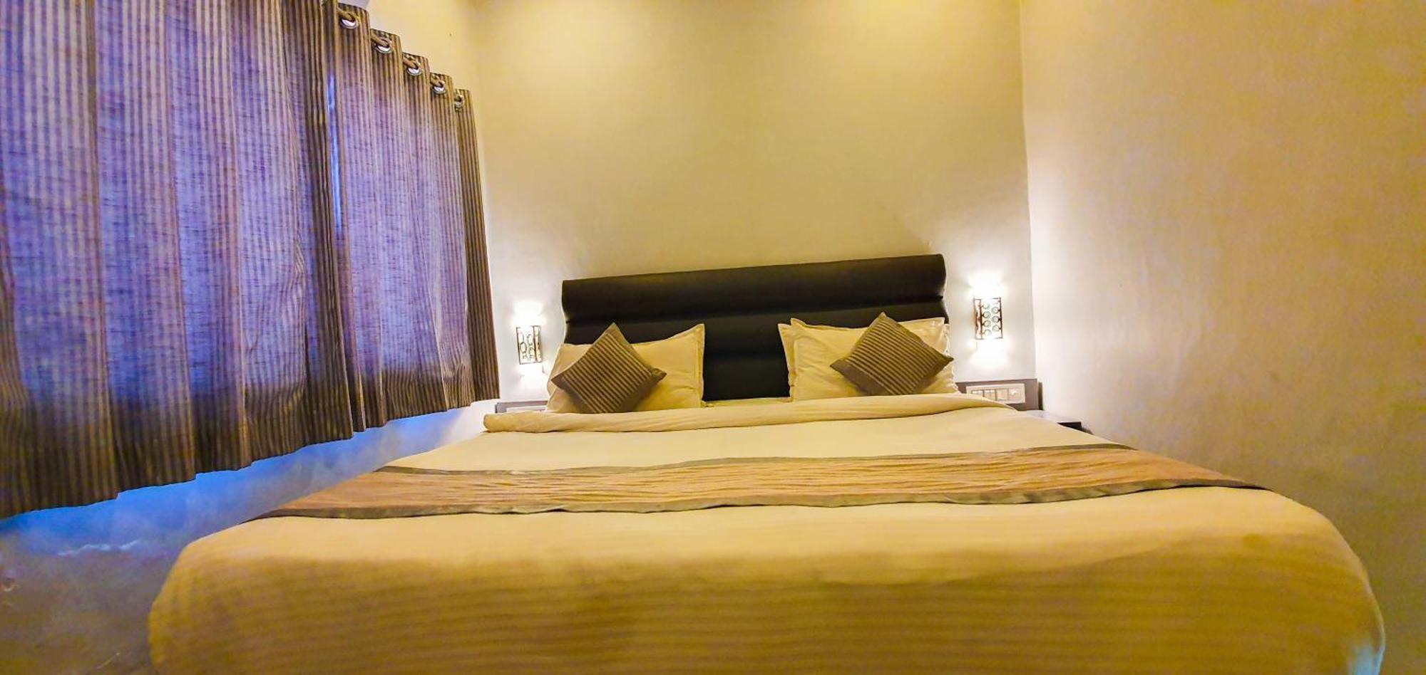 Nova Hotel New Crossroad Rajkot Esterno foto