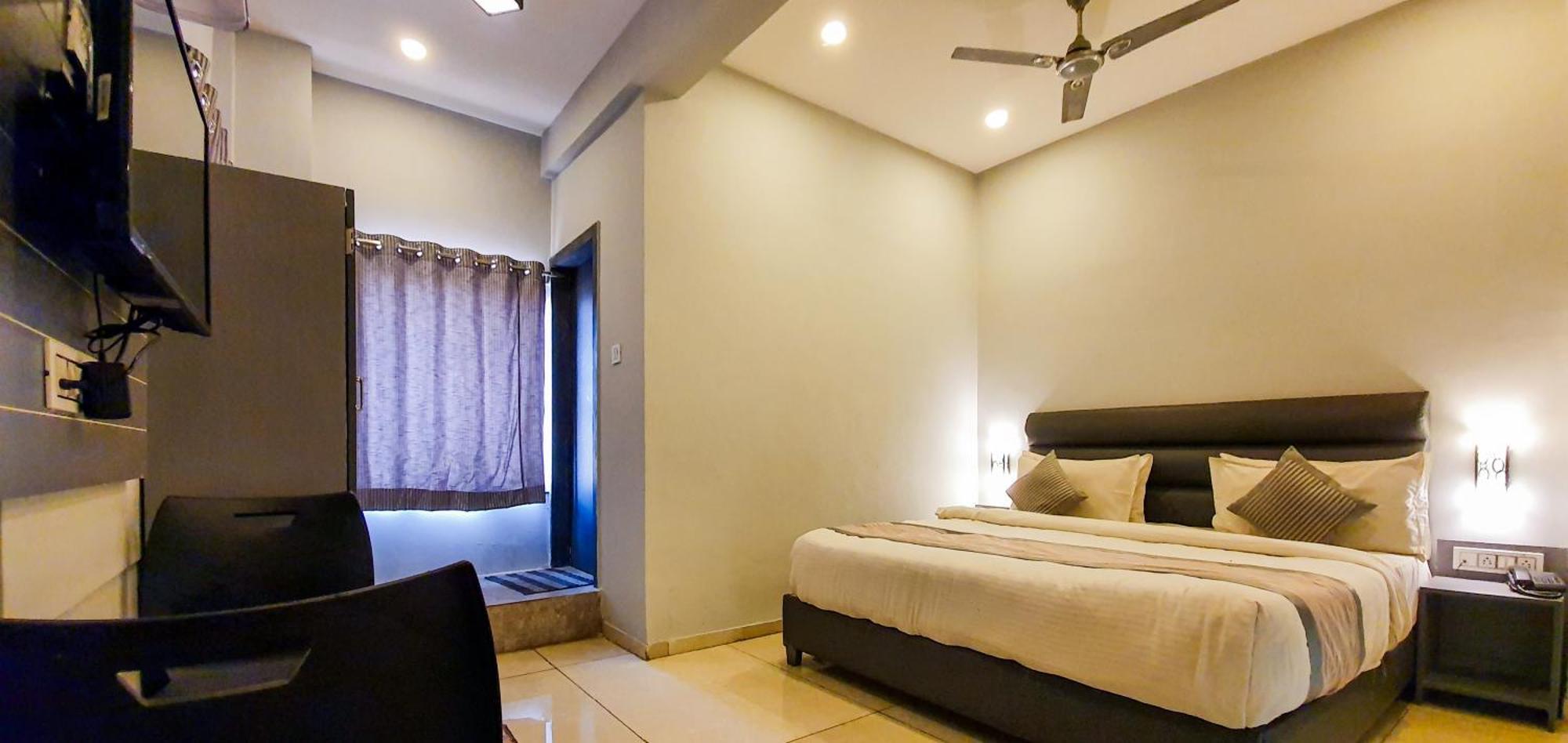 Nova Hotel New Crossroad Rajkot Esterno foto