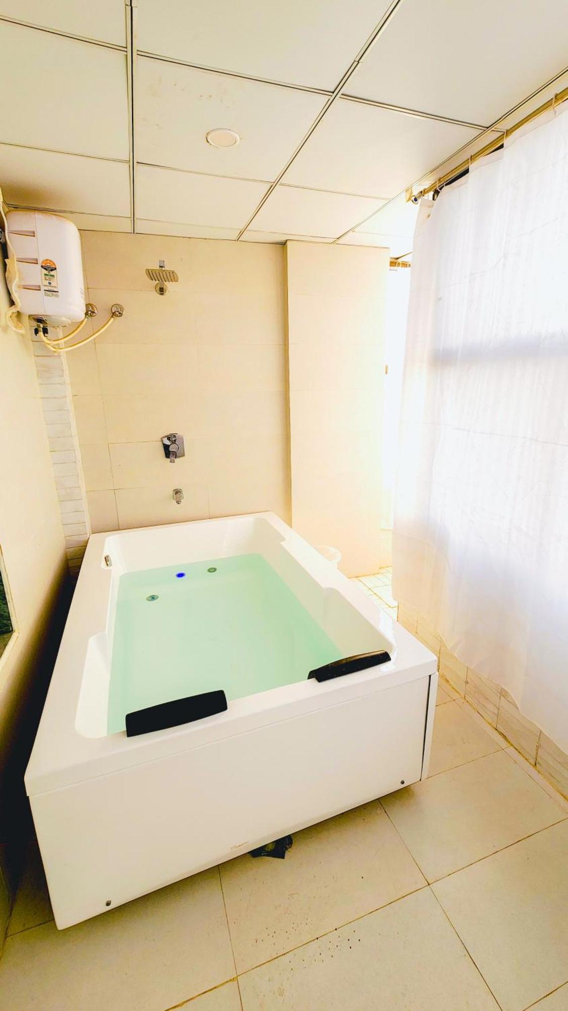 Nova Hotel New Crossroad Rajkot Esterno foto